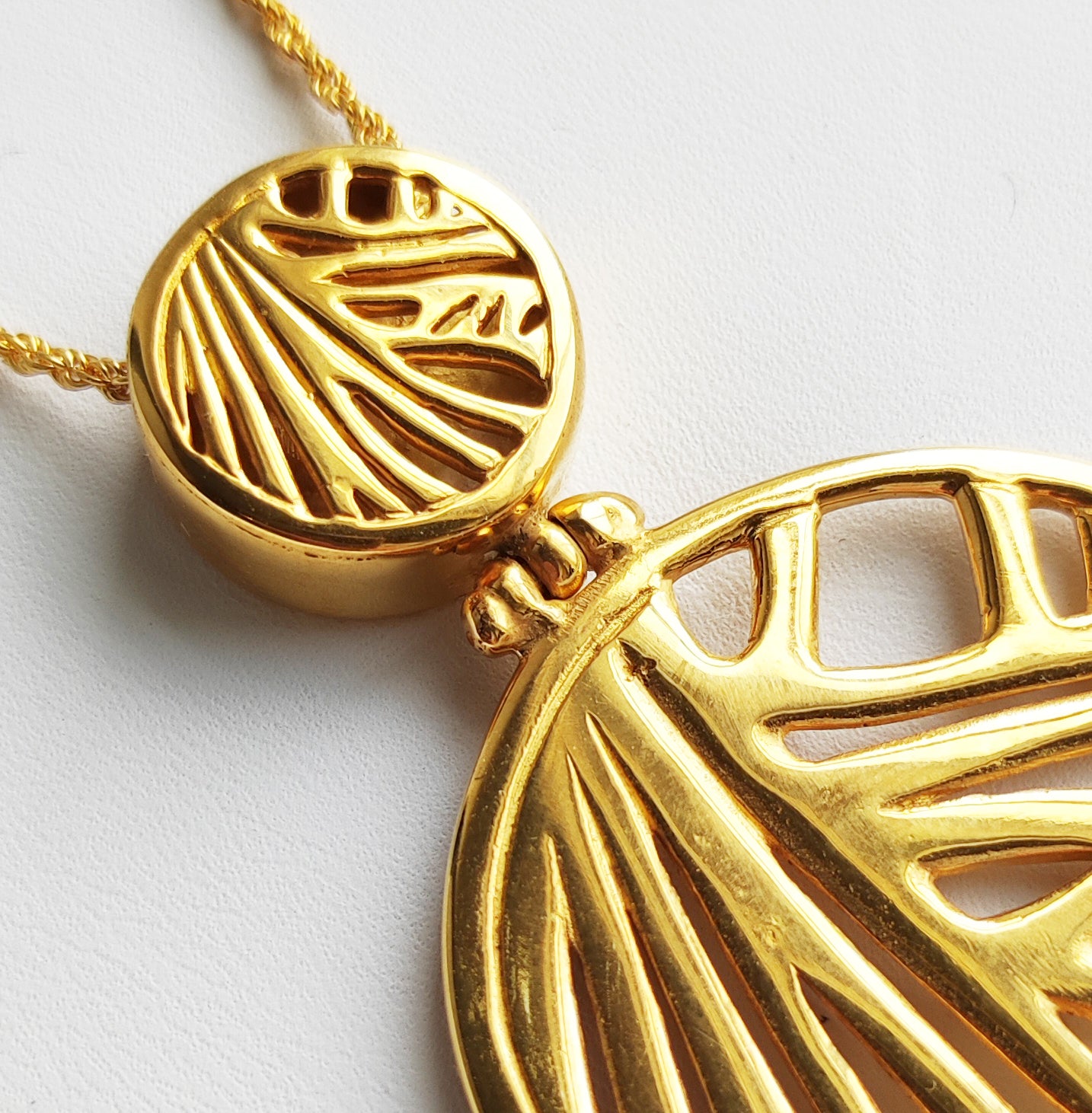 Cala Gold Pendulum Necklace